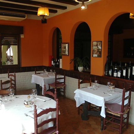 Hotel Restaurant El Bosc Banyeres del Penedes Kültér fotó