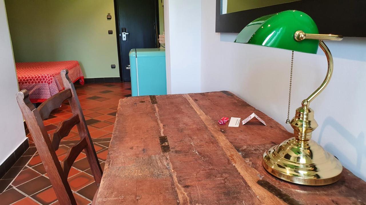 Hotel Restaurant El Bosc Banyeres del Penedes Kültér fotó