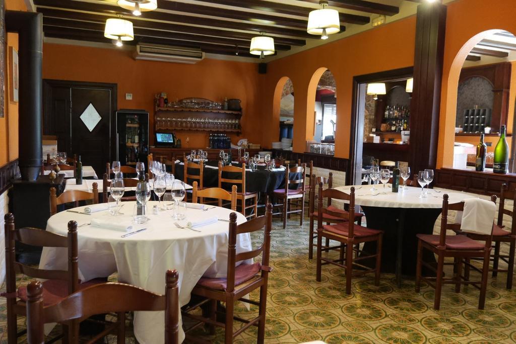 Hotel Restaurant El Bosc Banyeres del Penedes Kültér fotó