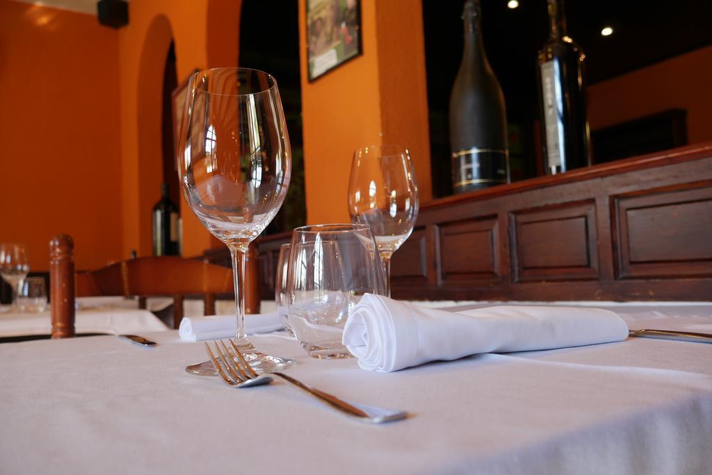 Hotel Restaurant El Bosc Banyeres del Penedes Kültér fotó