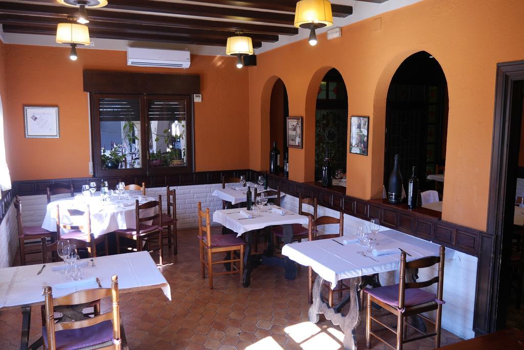 Hotel Restaurant El Bosc Banyeres del Penedes Kültér fotó