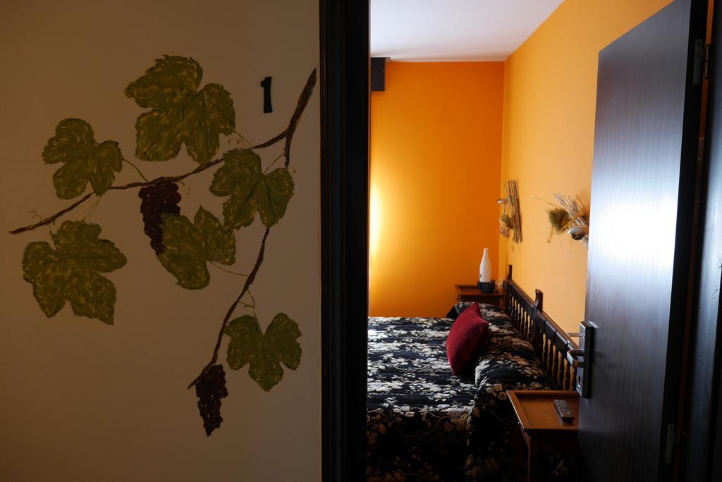 Hotel Restaurant El Bosc Banyeres del Penedes Kültér fotó