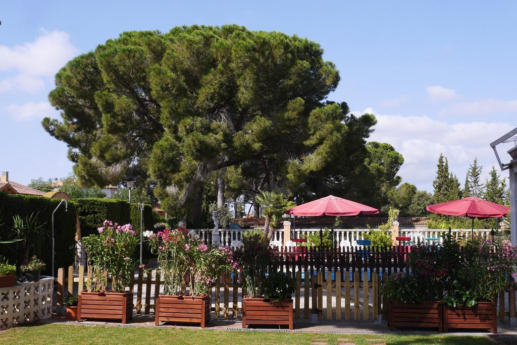 Hotel Restaurant El Bosc Banyeres del Penedes Kültér fotó