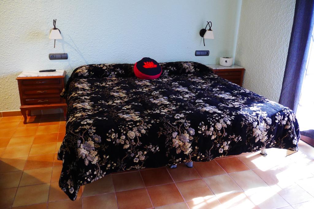 Hotel Restaurant El Bosc Banyeres del Penedes Kültér fotó