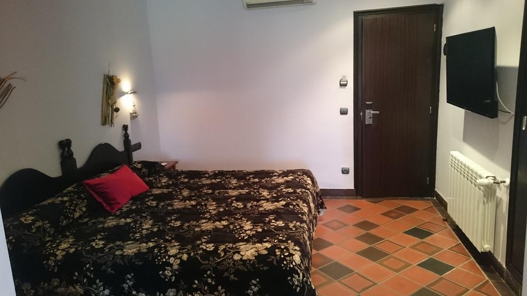Hotel Restaurant El Bosc Banyeres del Penedes Kültér fotó
